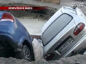 В столице под землю провалились две машины. Подробности