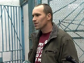 Выпив лишнего на свадьбе, мужчина порезал двоих гостей