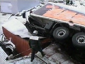 В столице утром с Южного моста слетела фура. Подробности