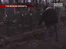 В Здолбунове нарушители правил попадают на кладбище... аллеи подметать!
