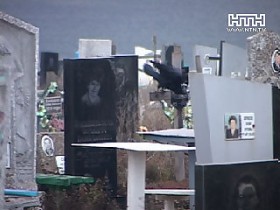 Выпившие мариупольцы обрушили свой гнев на могилы детей