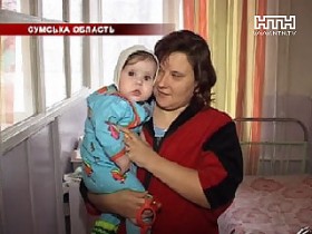 Милиционер вынес ребенка из охваченного пламенем дома