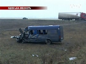 Одесская обл.: пассажирская маршрутка врезалась в грузовик. Двое погибших