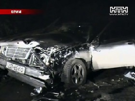 В Симферополе &laquo;Мерседес&raquo; упал с моста
