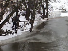 Двое детей провалились под лед: мальчик погиб, девочка пропала