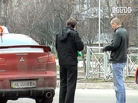 Двое россиян искали в Украине работу с ножом и молотком