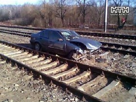 Водитель &laquo;БВМ&raquo; не вписался в крутой поворот и оказался на железнодорожном пути