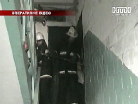 Квартиранты выбрасывают вещи недавно сгоревшего владельца квартиры