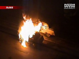 Во Львове 30-летний мужчина поджог себя в собственном автомобиле