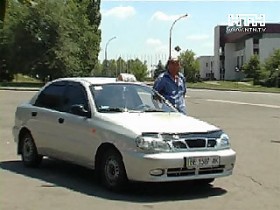 На 19-летие парень захотел любви, но передумал: украл автомобиль