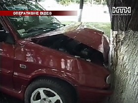 На улице Киквидзе, в Киеве, машина не разъехалась с деревом