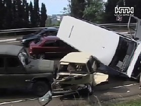 ДТП в Крыму: микроавтобус &laquo;Мерседес&raquo; упал на две легковушки
