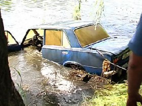 В Первомайске двое воров утопили старенькие Жигули