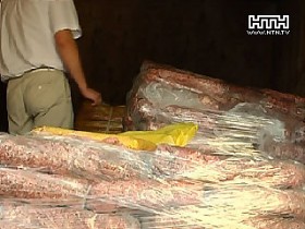 На один из столичных базаров везли тонны фарша с мухами