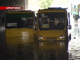 В Запоріжжі пасажири трьох маршруток стали заручниками водяної стихії