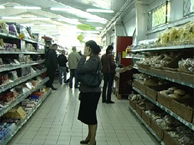 Обережно, шкідливі харчі: луцькі супермаркети торгують задавненою продукцією