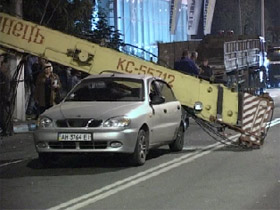 В Мариуполе на &laquo;Дэо Ланос&raquo; упала стрела крана