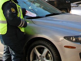 Загадочный парковщик захватил парковочную площадку на Подоле