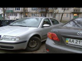 В столице в собственном автомобиле зарезали женщину