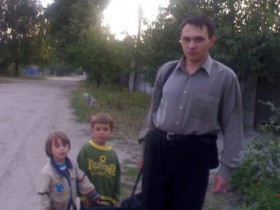 Секта за підтримкою суду розлучила батька з трьома дітьми і дружиною