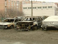Две машины дотла сгорели на стоянке в Киеве