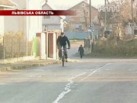Школьники на велосипедах грабила прохожих на Львовщине
