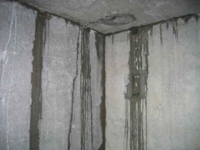 На Луганщині дах двоповерхового будинку завалився від снігу