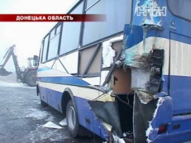 У Донецькій області зіштовхнулися три автобуси, вантажівка і "Таврія"
