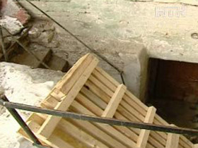 В центре Киева неизвестная фирма разрушает фундамент дома