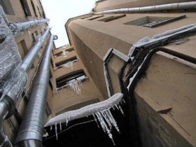 По всій Україні під вагою снігу не витримують і падають дахи