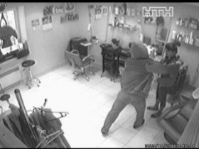 Два разбойника напали на работницу парикмахерской из-за золота