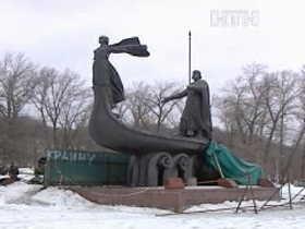 Развалился памятник основателям Киева