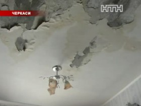 В Черкасах жителі гуртожитку живуть під дірявим дахом