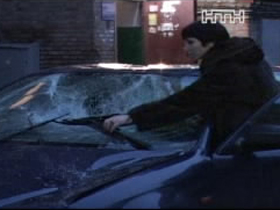 В Киеве ледяная глыба изувечила автомобиль