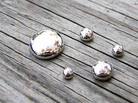 Львовянин нашёл две колбы ртути в своём дворе