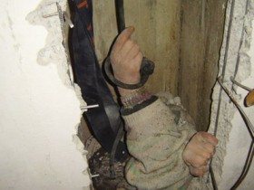 В Сумах пьяный грузчик упал в вентиляционную шахту