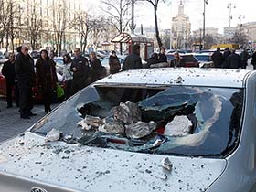 В Киеве кусок исторического здания обвалился на автомобиль