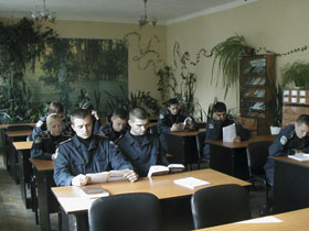 Курсанты университета внутренних дел учатся задерживать преступников