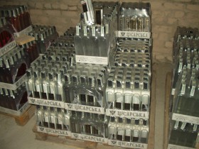 Трое киевских ловкачей изготовляли водку из технического спирта