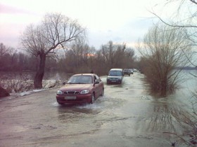 В Киеве р. Десна вышла из берегов и затопила дамбу