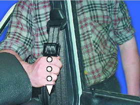 Водителей призывают пристегивать ремни безопасности с помощью рекламы