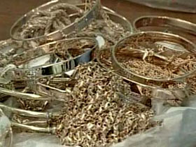 Во Львове аферистка отбирала у школьниц драгоценные украшения