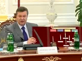 Президент Украины Виктор Янукович принес кокаин и марихуану на совещание