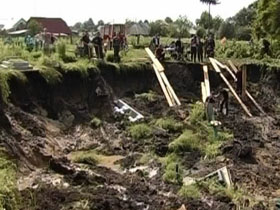 Оползень на Буковине в селе Нижних Петровцах смыл 28 могил