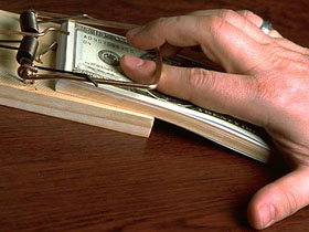 В столице на прошлой неделе задержали четырех чиновников-взяточников