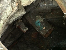 На Луганщині 3-річний хлопчик ледь не потонув в каналізаційному колодязі