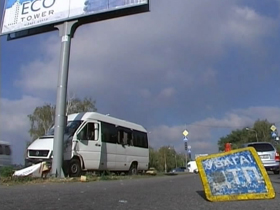В Запорожье пьяный работник автомойки угнал и разбил микроавтобус