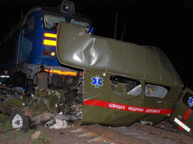 На Київщині "швидка" потрапила під потяг на переїзді: загинула подружня пара