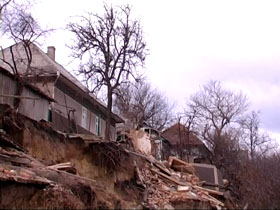 У Чернівецькій області 14 будинків сповзають у прірву разом із зсувом