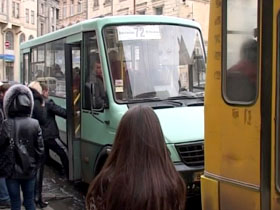 У Львові з вини водія дівчина, яка виходила з автобуса, отримала травми